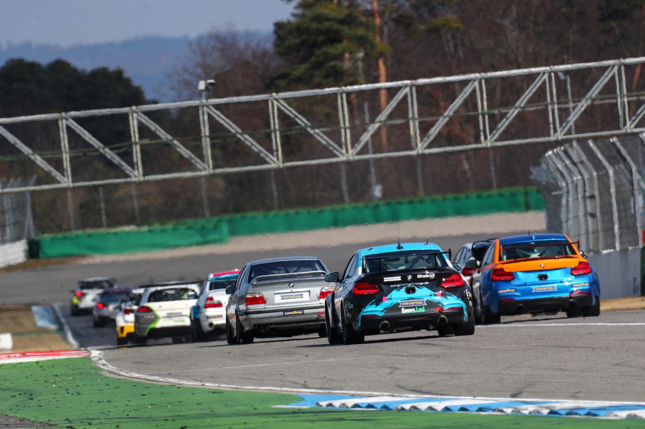 Eine bunte Mischung vom Suzuki Swift bis hin zum GT4 und TCR-Wagen kämpfen um die Siege