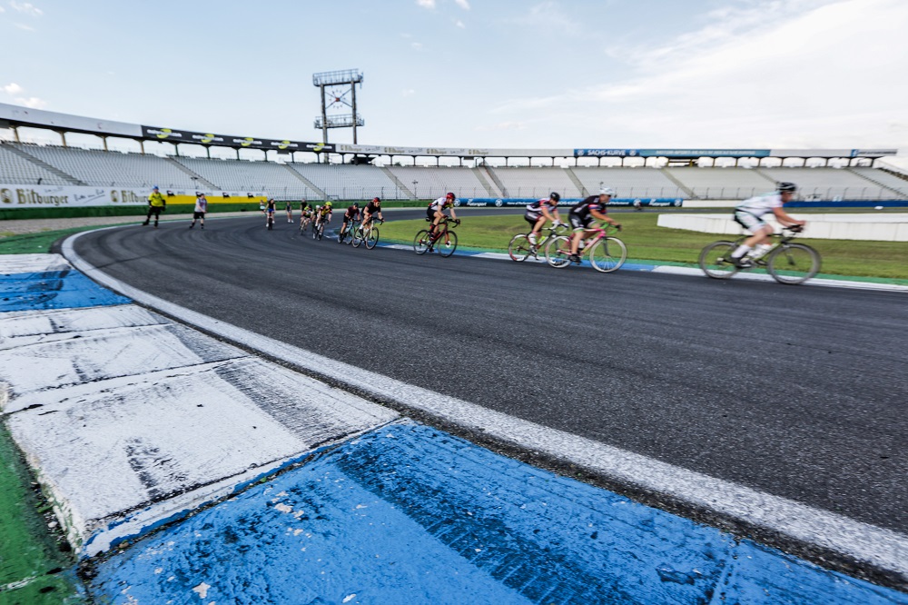 Fit on Track - Biker und Inline Skater auf der Strecke