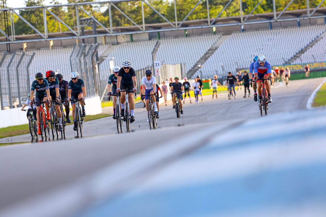 Fit on Track im abendlichen Motodrom