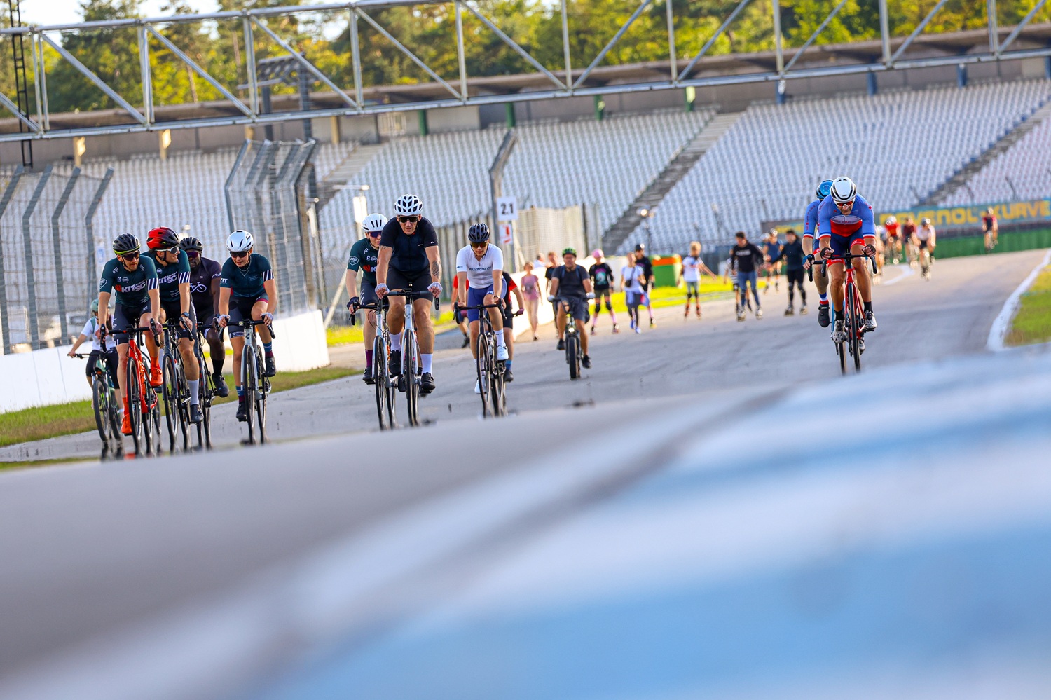 Fit on Track im abendlichen Motodrom