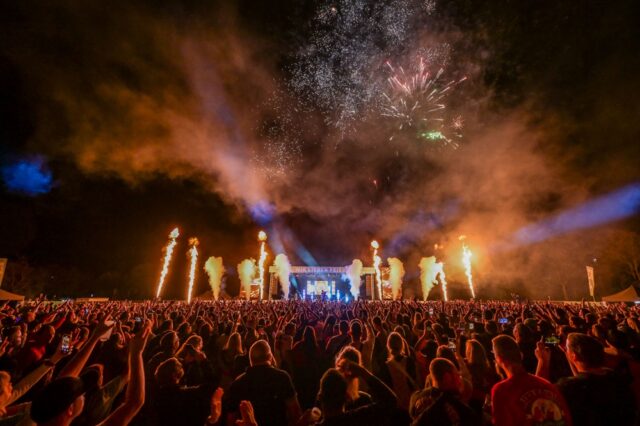 Perfekte Sommernacht mit Pyroshow